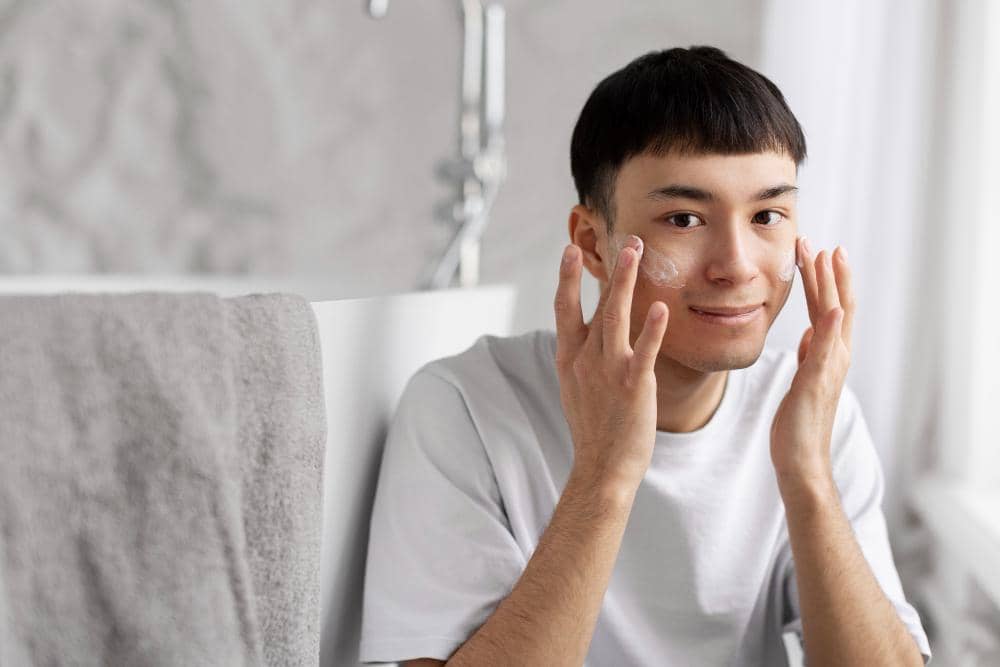 ilustrasi pria memakai sunscreen