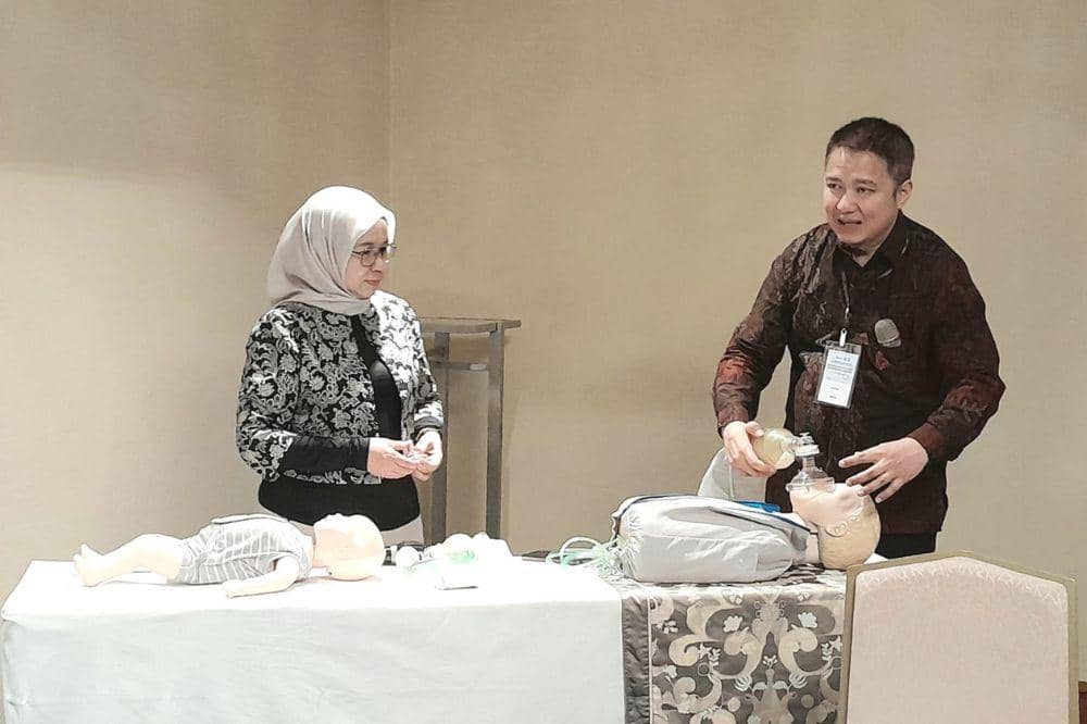 Dr Yogi dan Prof Dewi saat pemaparan bantuan hidup dasar untuk anak di bawah 1 tahun