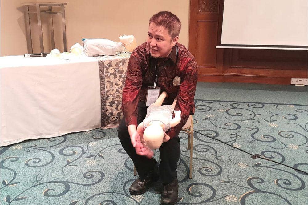 Dr Yogi saat pemaparan bantuan hidup dasar untuk anak di bawah 1 tahun