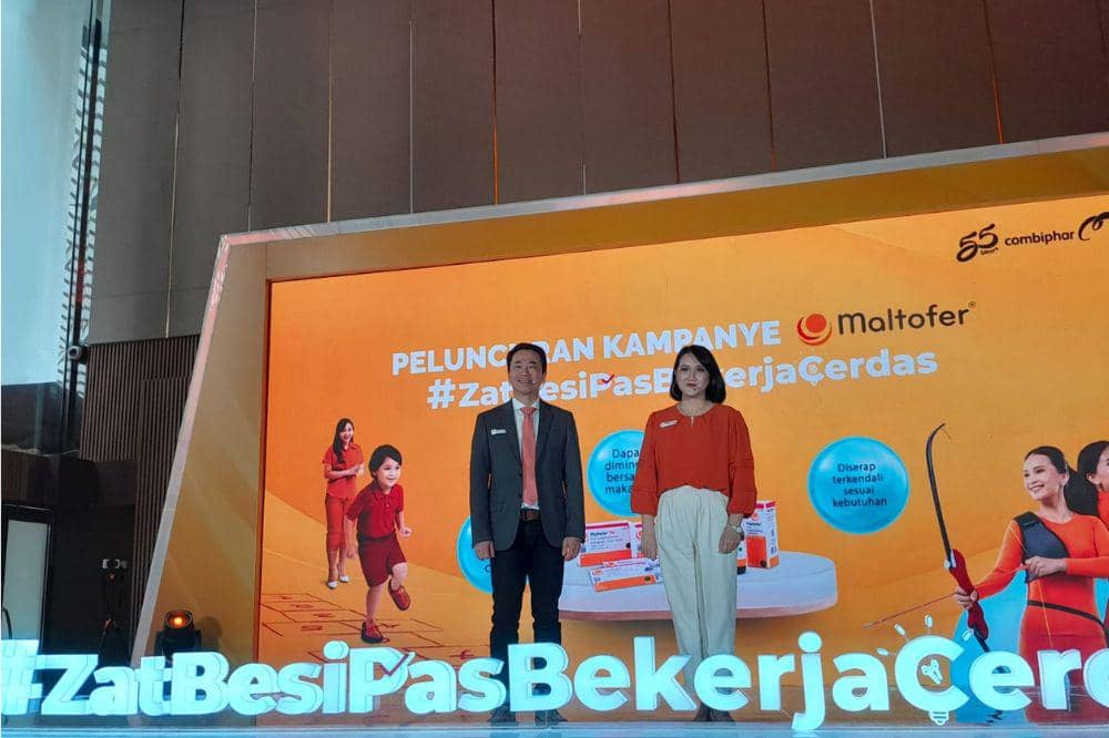 Sesi foto bersama Weitarsa Hendarto dan Debi Widianti