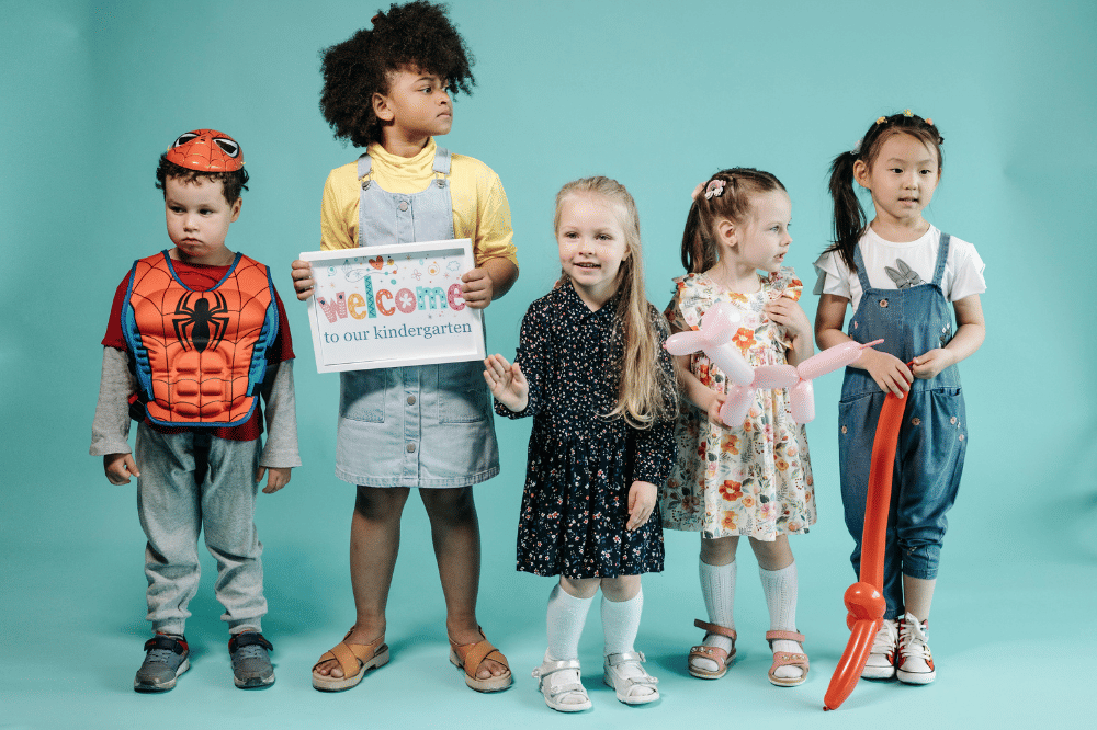 sekelompok anak sedang berdiri berjajar dan berpose di depan kamera