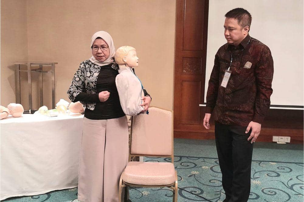Dr Yogi dan Prof Dewi saat pemaparan bantuan hidup dasar untuk anak di bawah 1 tahun