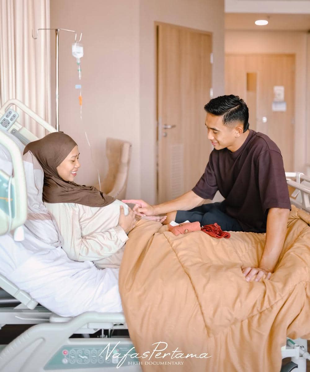 Istri Rizky Ridho Melahirkan Anak Pertama 2.jpg