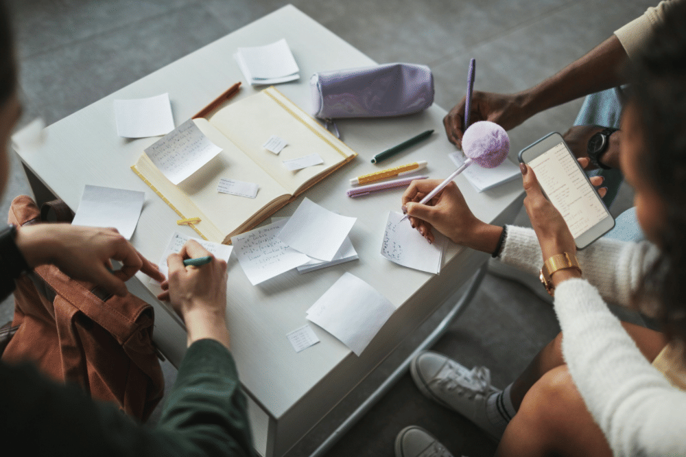 Sekelompok remaja sedang menulis catatan bersama