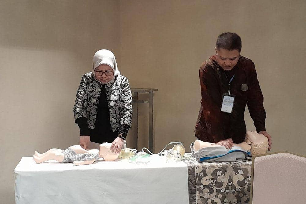 Dr Yogi dan Prof Dewi saat pemaparan bantuan hidup dasar untuk anak di bawah 1 tahun