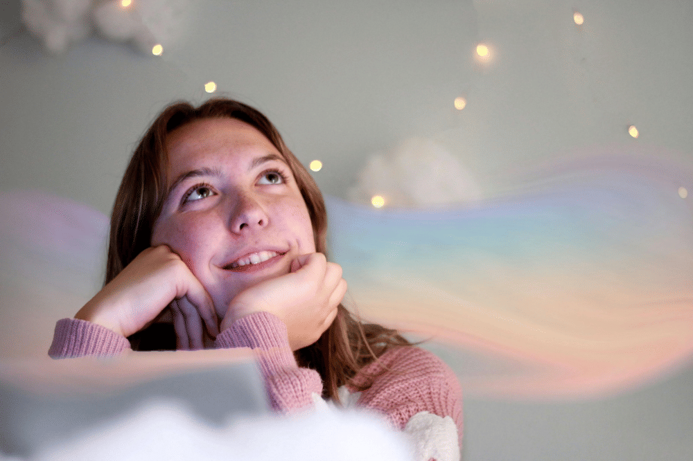 Seorang remaja perempuan sedang berimajinasi