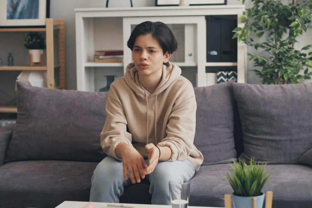 Seorang anak laki-laki sedang berbicara