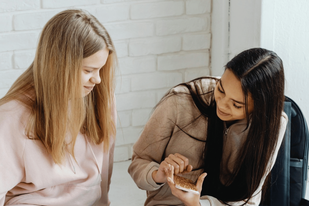 Dua remaja perempuan sedang berbincang