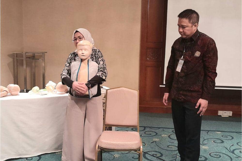 Dr Yogi dan Prof Dewi saat pemaparan bantuan hidup dasar untuk anak di bawah 1 tahun