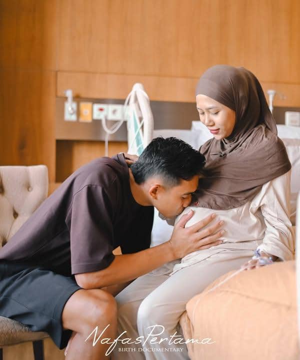 Istri Rizky Ridho Melahirkan Anak Pertama 3.jpg