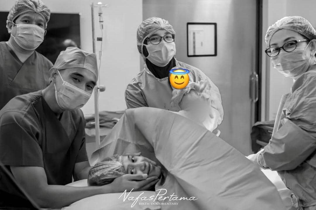 Istri Rizky Ridho Melahirkan Anak Pertama 5.jpg