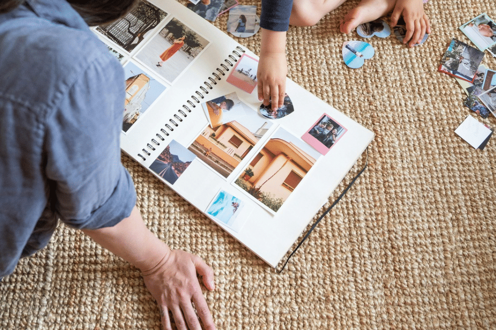 Mama dan anak sedang membuat scrapbook