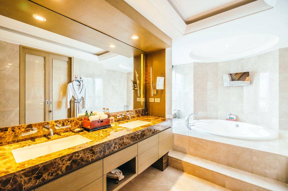 10 Inspirasi Kamar Mandi Mewah ala Hotel Bintang Lima, Hasilnya Elegan