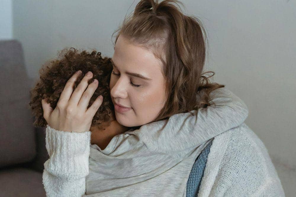 Mama menenangkan anak yang tantrum