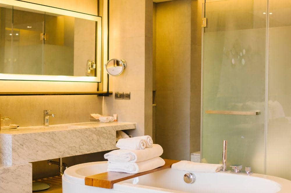 10 Inspirasi Kamar Mandi Mewah ala Hotel Bintang Lima