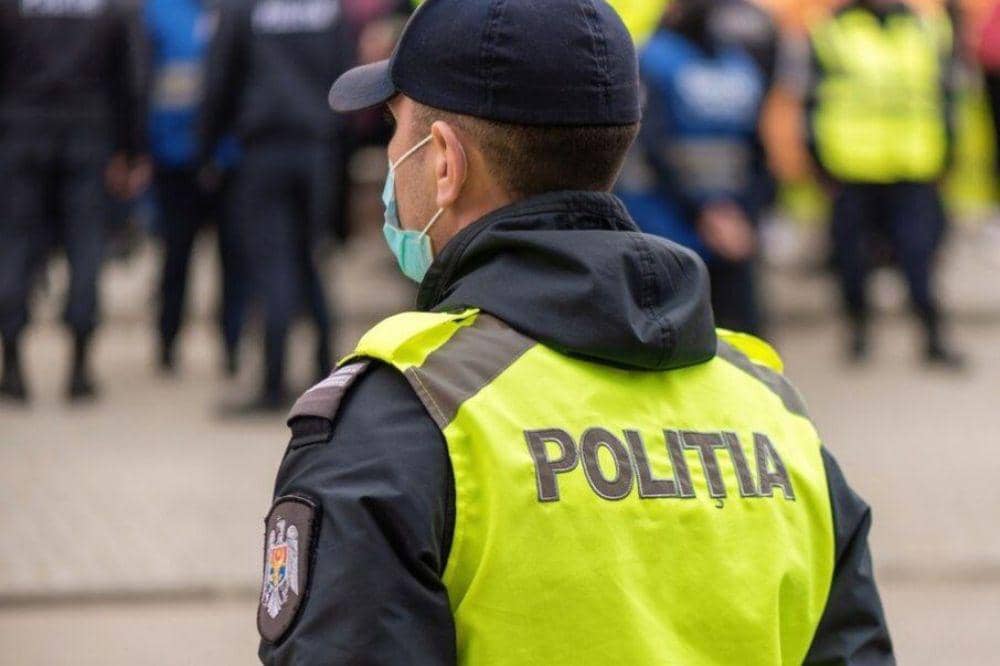 Polisi berjaga di sekolah