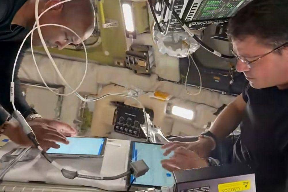 Christina Koch dan teman-temannya bekerja di luar angkasa