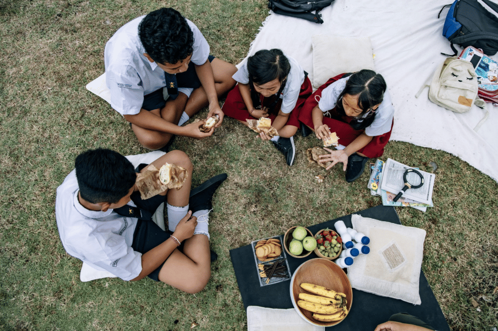 Dua murid SMP dan dua murid SD makan bersama