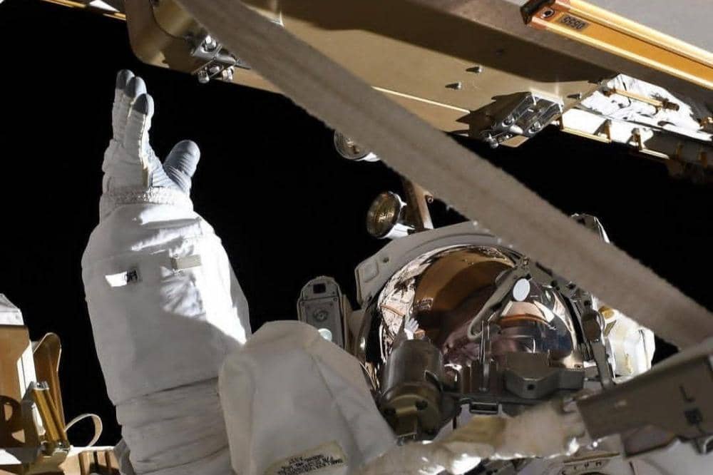 Christina Koch mengenakan atribut astronot di luar angkasa