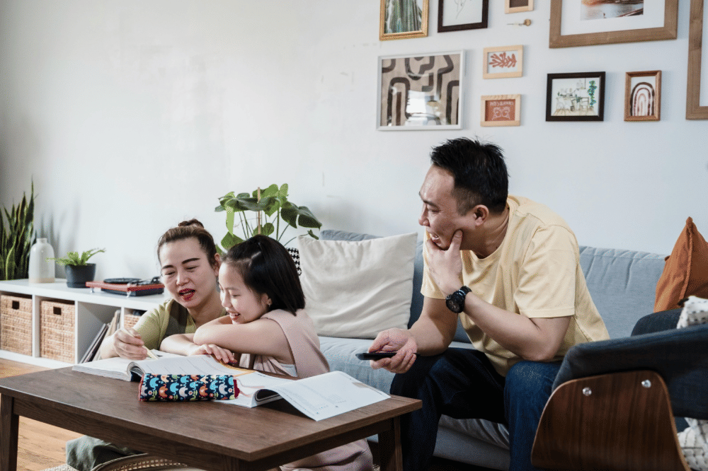 Papa dan mama menemani anak perempuannya belajar 