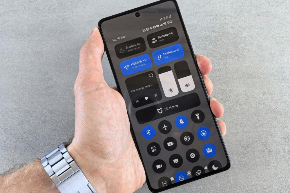 tampilan handphone yang menunjukan beberapa fiturnya