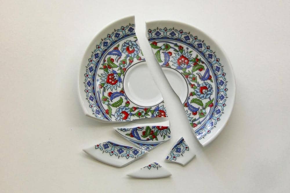 Anak memecahkan piring saat tantrum