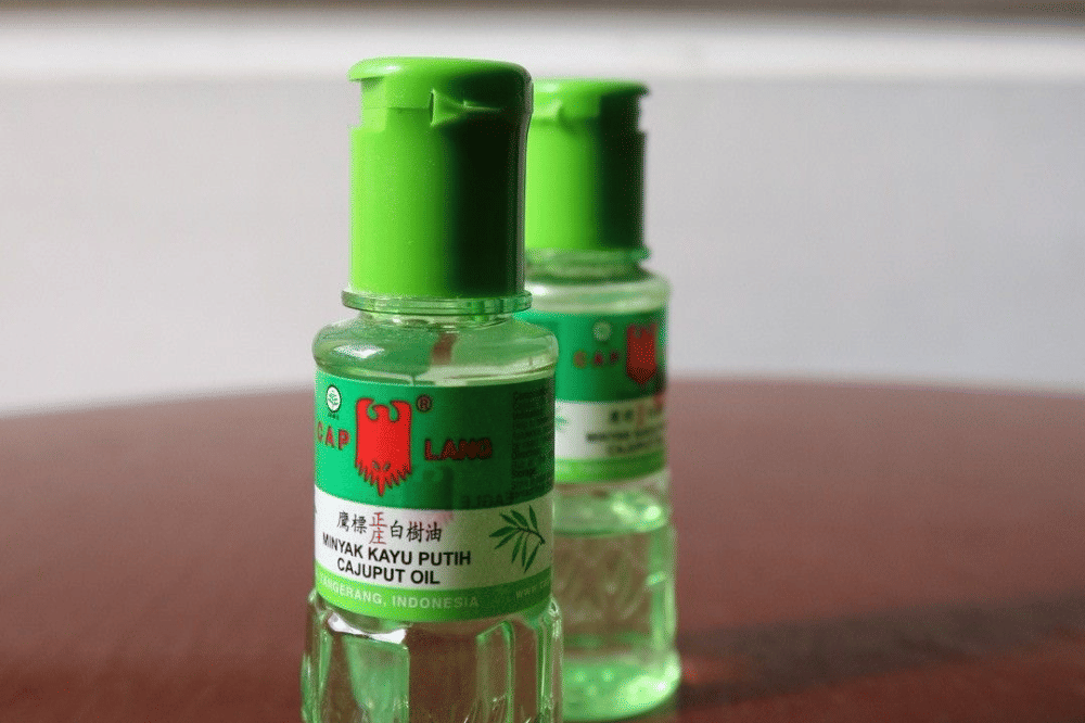 Dua botol minyak kayu putih di atas meja 