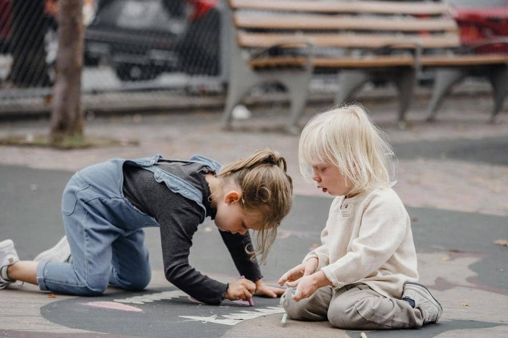 Anak kecil bermain bersama