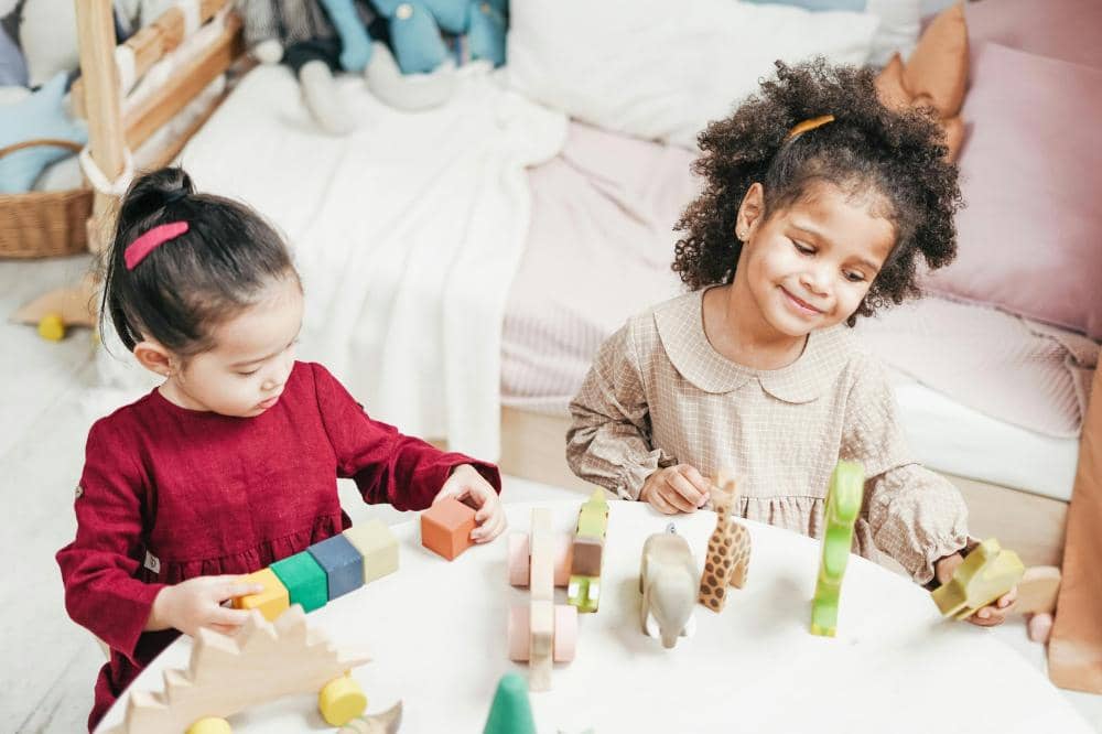 Anak bermain bersama