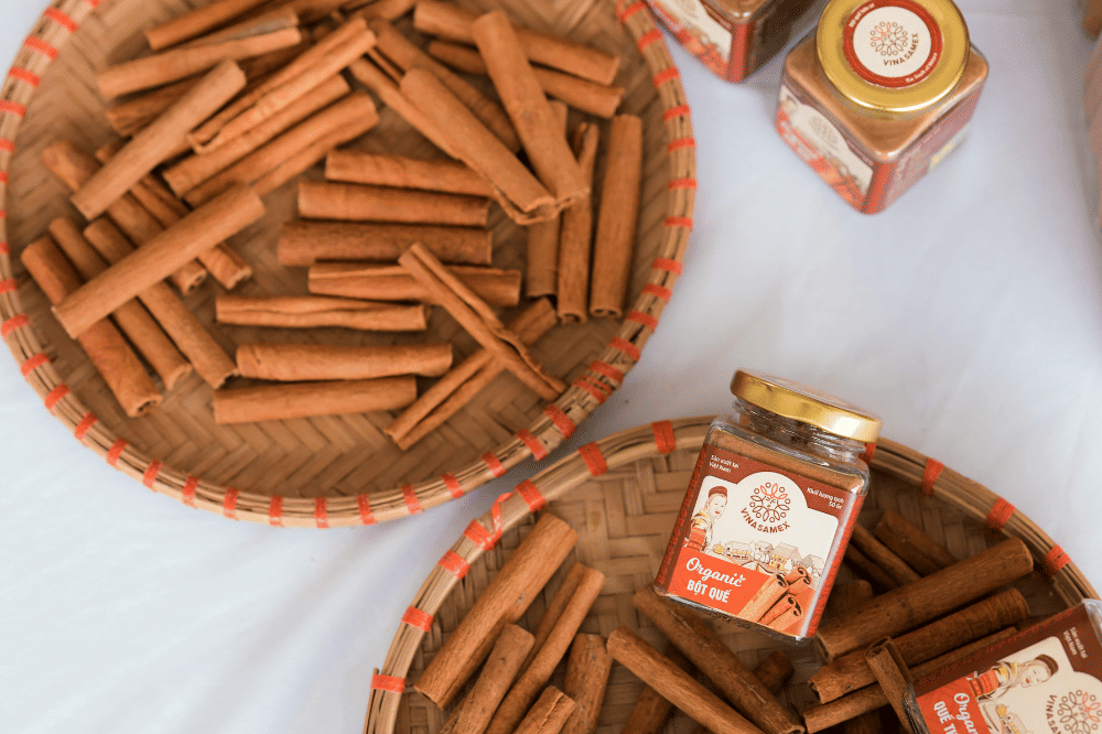 kayu manis di dalam tampah rotan