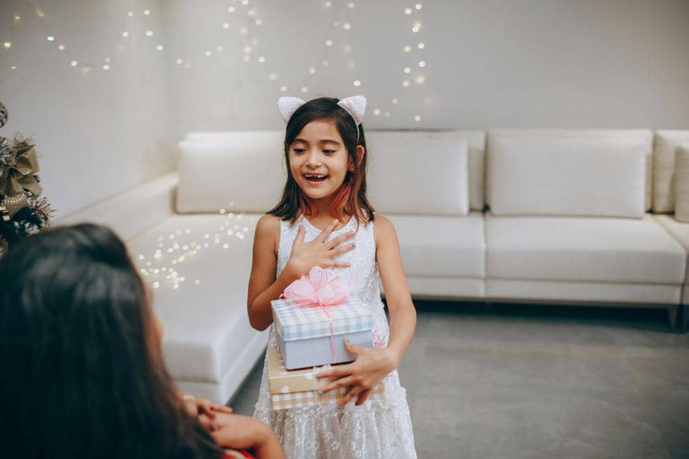 Anak mendapat banyak hadiah