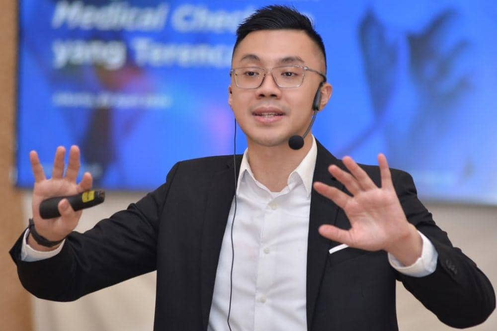 biodata dan profil dr gia 6.jpg