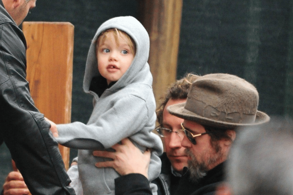 Shiloh saat kecil bersama Brad Pitt
