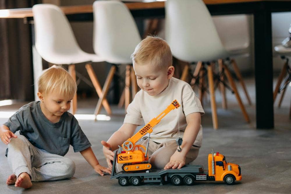 Anak bermain bersama