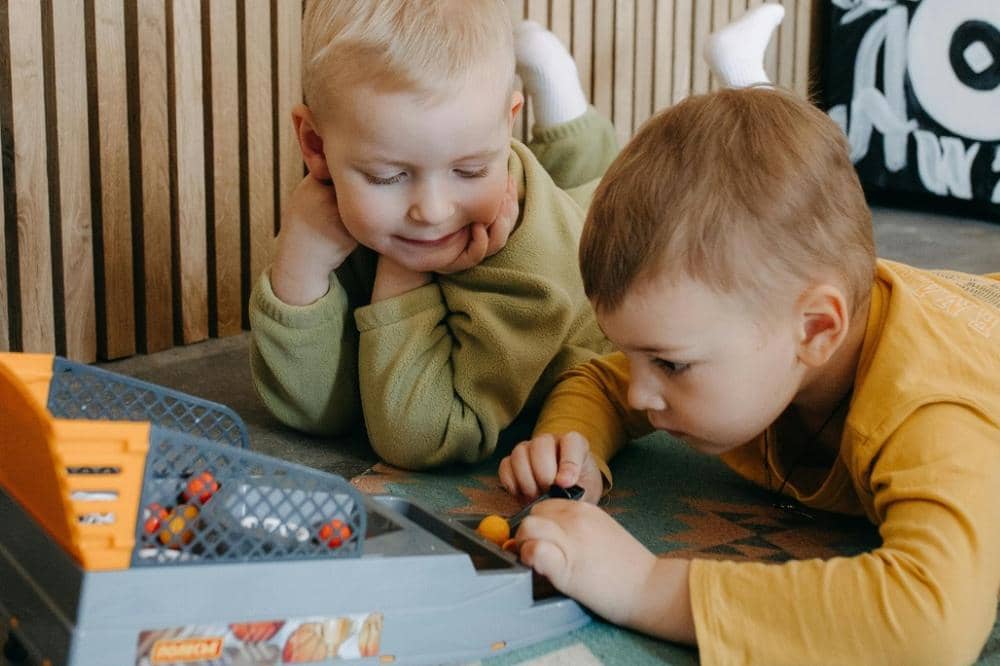 Anak bermain bersama