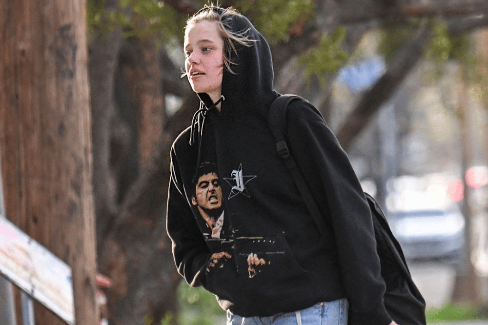Shiloh Jolie mengenakan hoodie hitam 