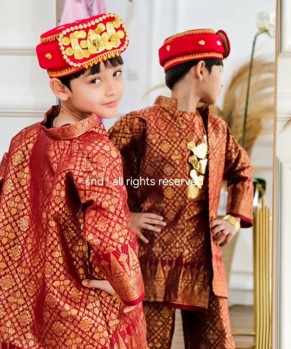 Baju adat toko Augusst.inc