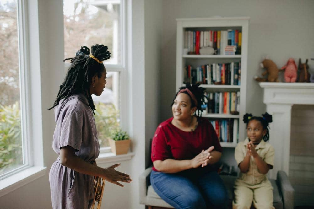 Anak bercerita pada Mama tentang harinya