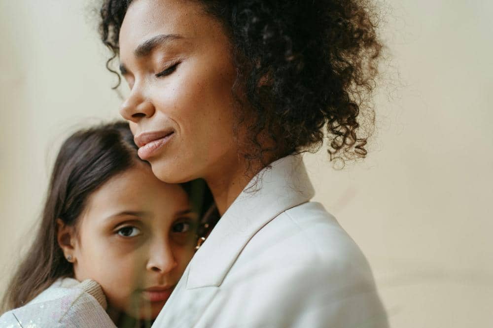 Mama memeluk anak