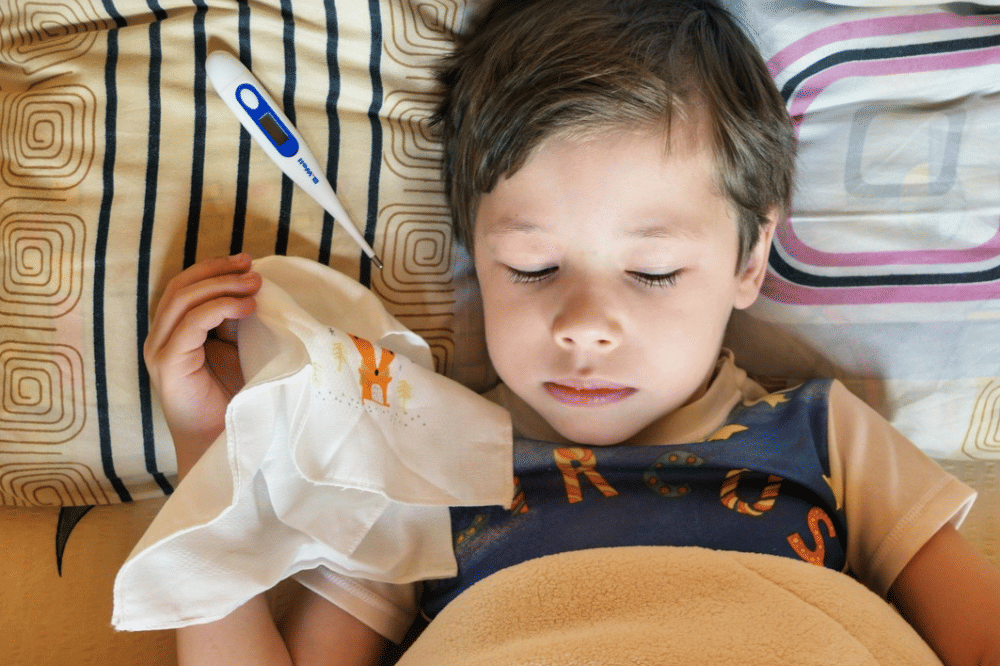 anak laki-laki yang sedang terbaring lesu di tempat tidurnya