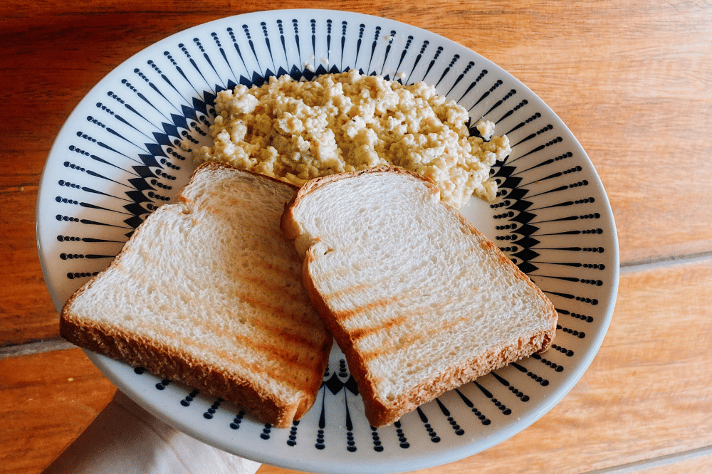 telur orak-arik dan dua potong roti 