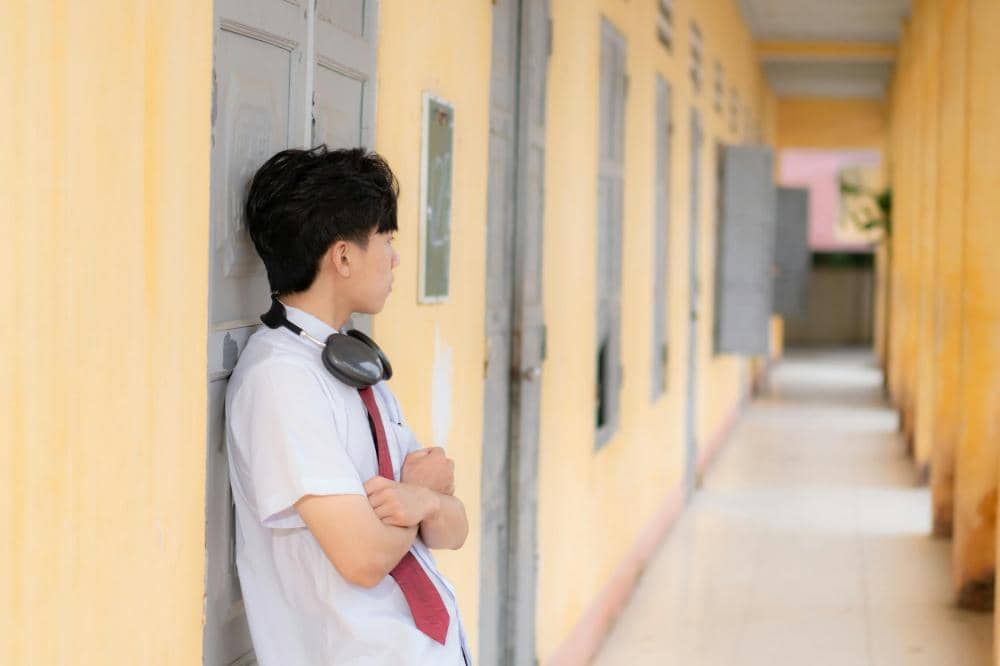 Anak remaja laki-laki yang kesepian