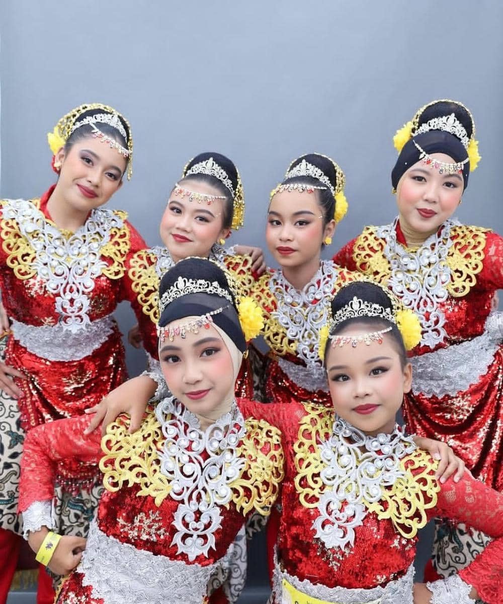 Baju adat toko Sanggar Lebah