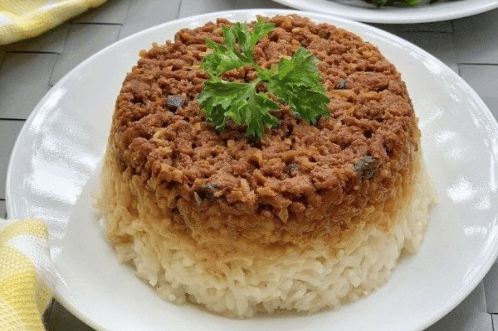 Semangkok nasi tim dan daging cincang 