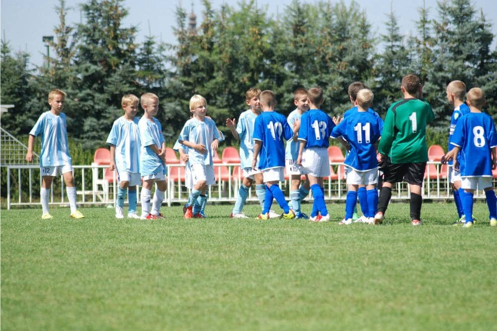 Tim futsal sedang berjabat tangan setelah bermain