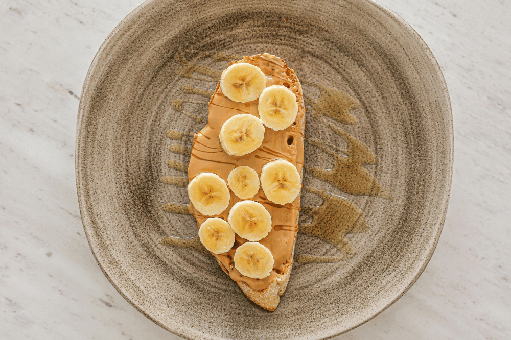 roti denga topping selai kacang dan pisang