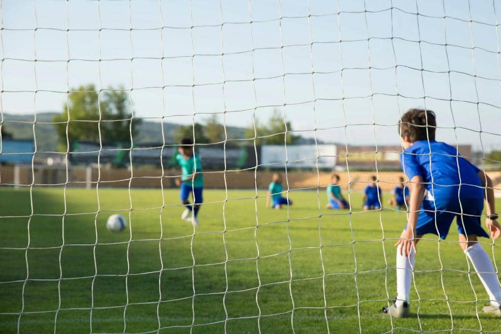 Anak laki-laki menjadi keeper futsal