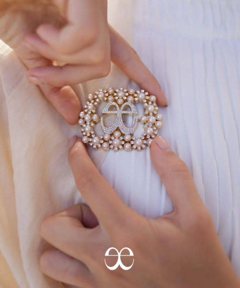 7 Rekomendasi Aksesoris Bros untuk Kebaya, Tampil Anggun dan Elegan! 7.jpg