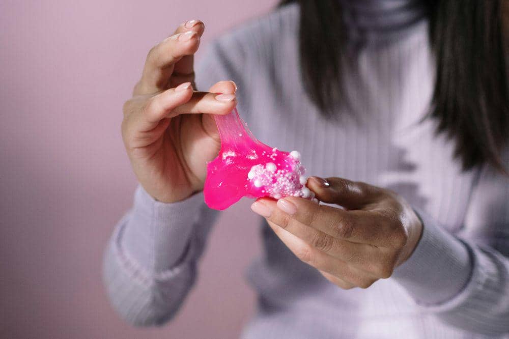 7 Cara Membersihkan Baju yang Terkena Slime, Coba Oleskan Cuka Putih