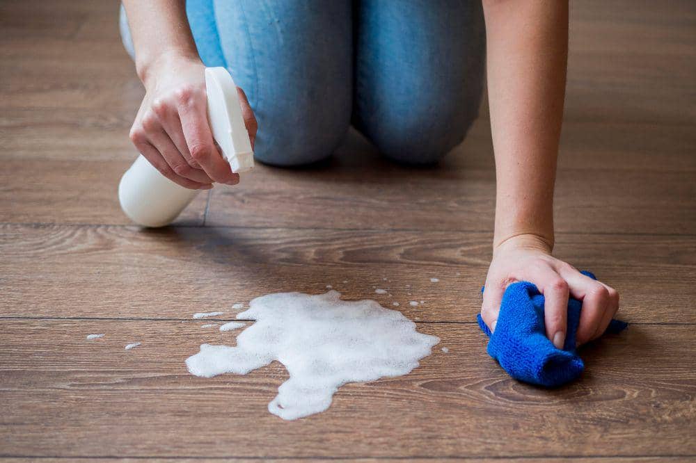 Jangan Langsung Sikat, Ini 8 Cara Membersihkan Slime di Lantai